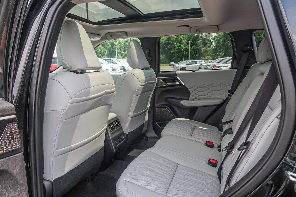 New 2025 Mitsubishi Outlander AWD image 23
