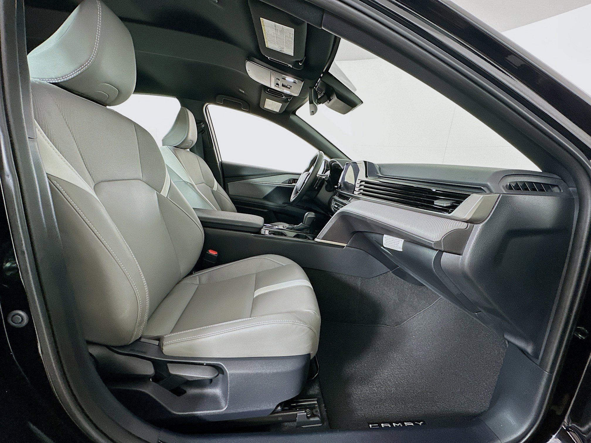 Used 2025 Toyota Camry SE image 29