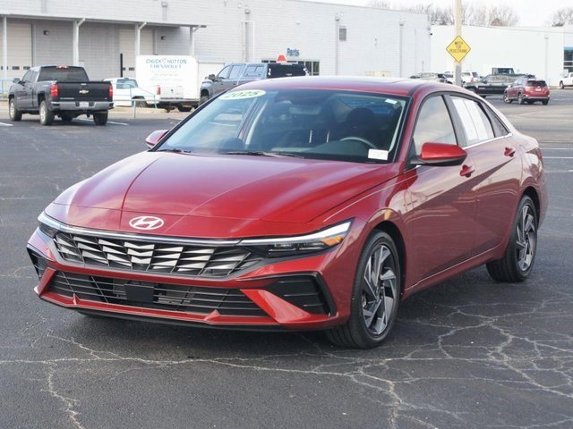 Used 2025 Hyundai Elantra SEL image 2
