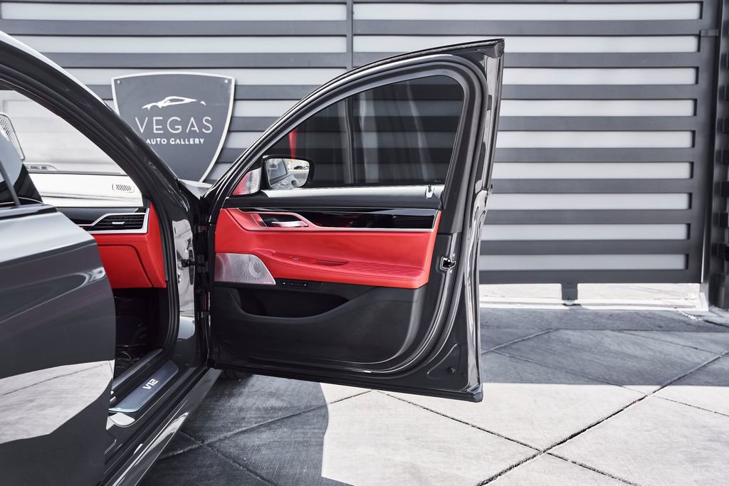 Used 2022 BMW M760i xDrive w/ Luxury Rear Seating Package image 25