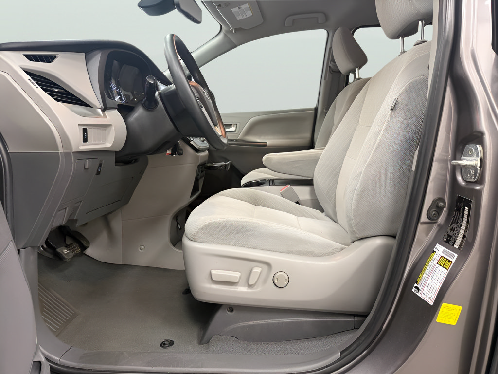 Used 2020 Toyota Sienna LE FWD image 13