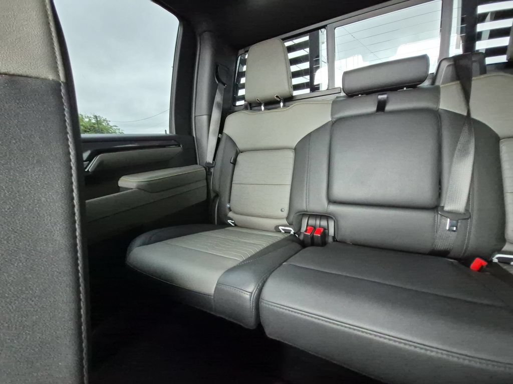 Used 2025 Chevrolet Silverado 2500 ZR2 w/ Technology Package AWD/4WD image 4