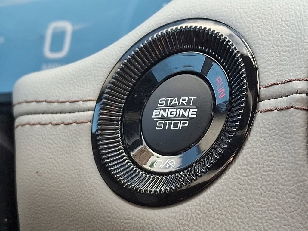 Used 2025 Jeep Compass Limited image 18