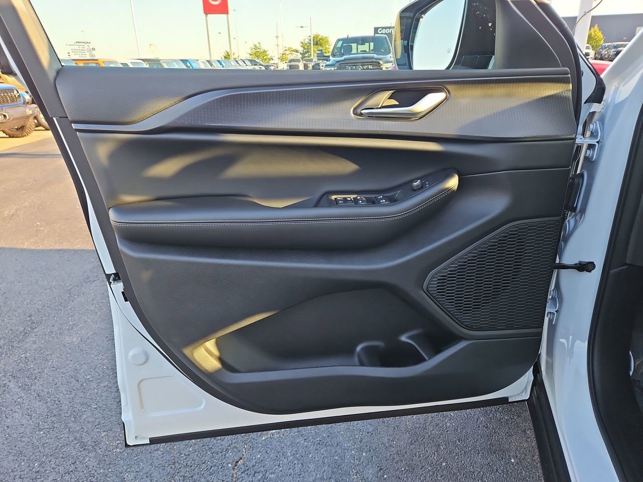 New 2025 Jeep Grand Cherokee L Laredo image 19