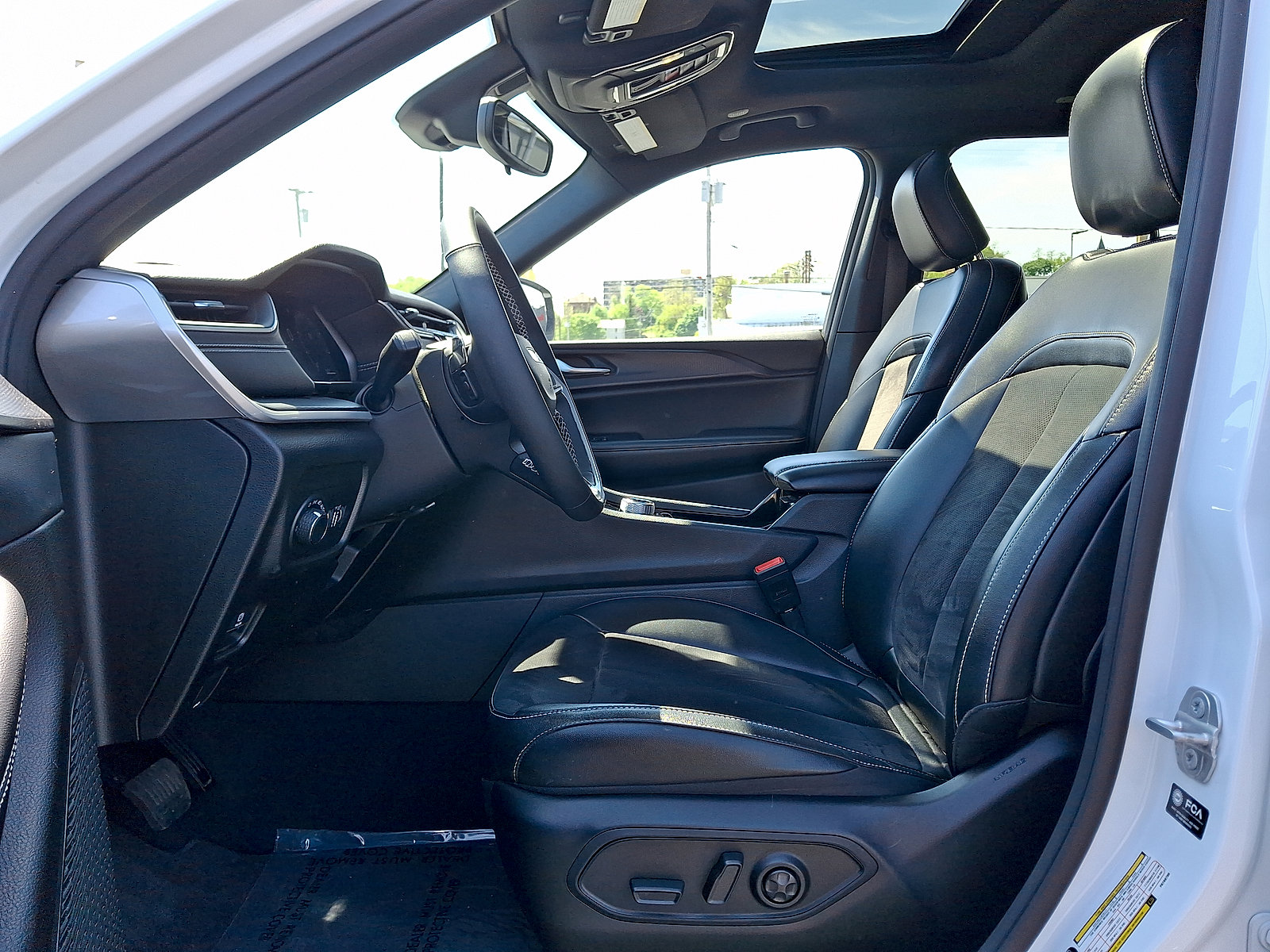 Used 2023 Jeep Grand Cherokee L Laredo AWD/4WD image 3