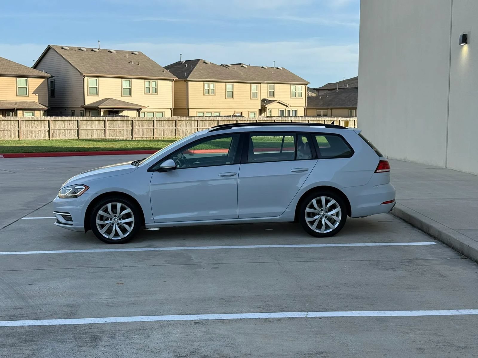 Used 2019 Volkswagen Golf SE FWD image 4