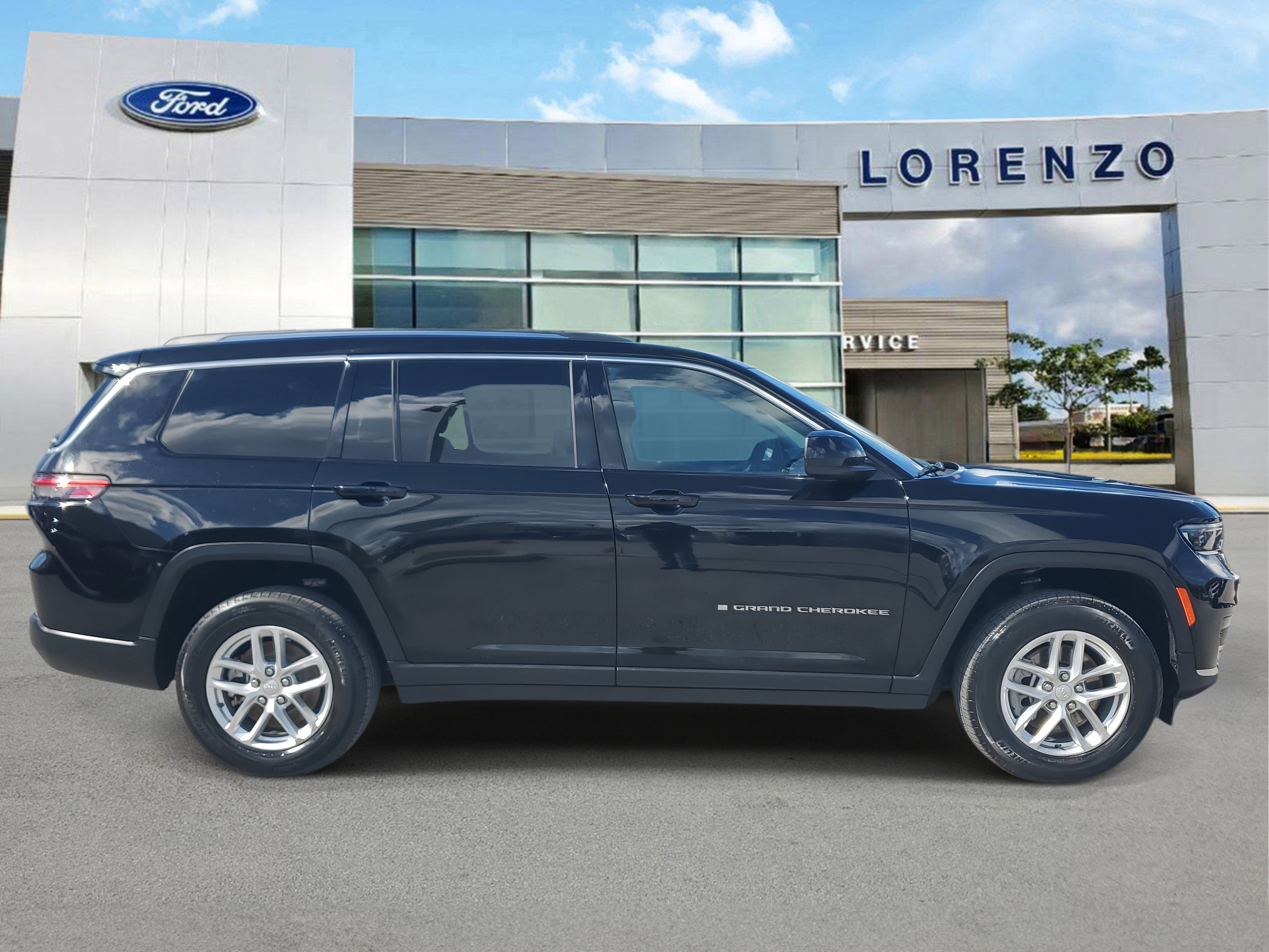 Used 2023 Jeep Grand Cherokee L Laredo image 4