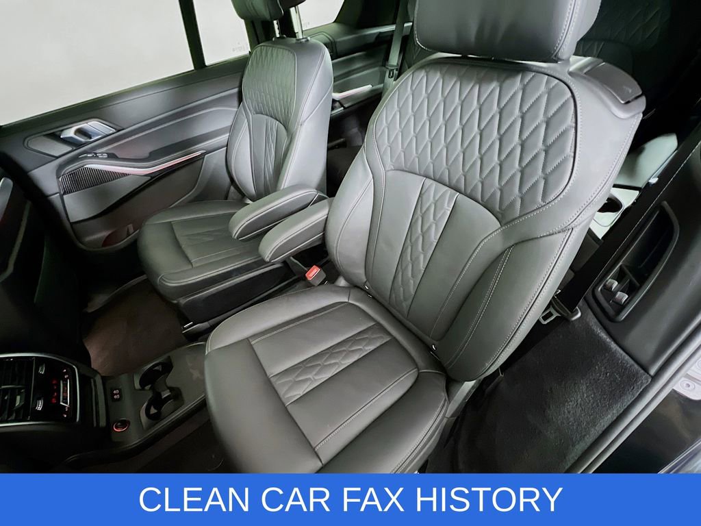 Used 2025 BMW X7 M60i w/ Executive Package image 27