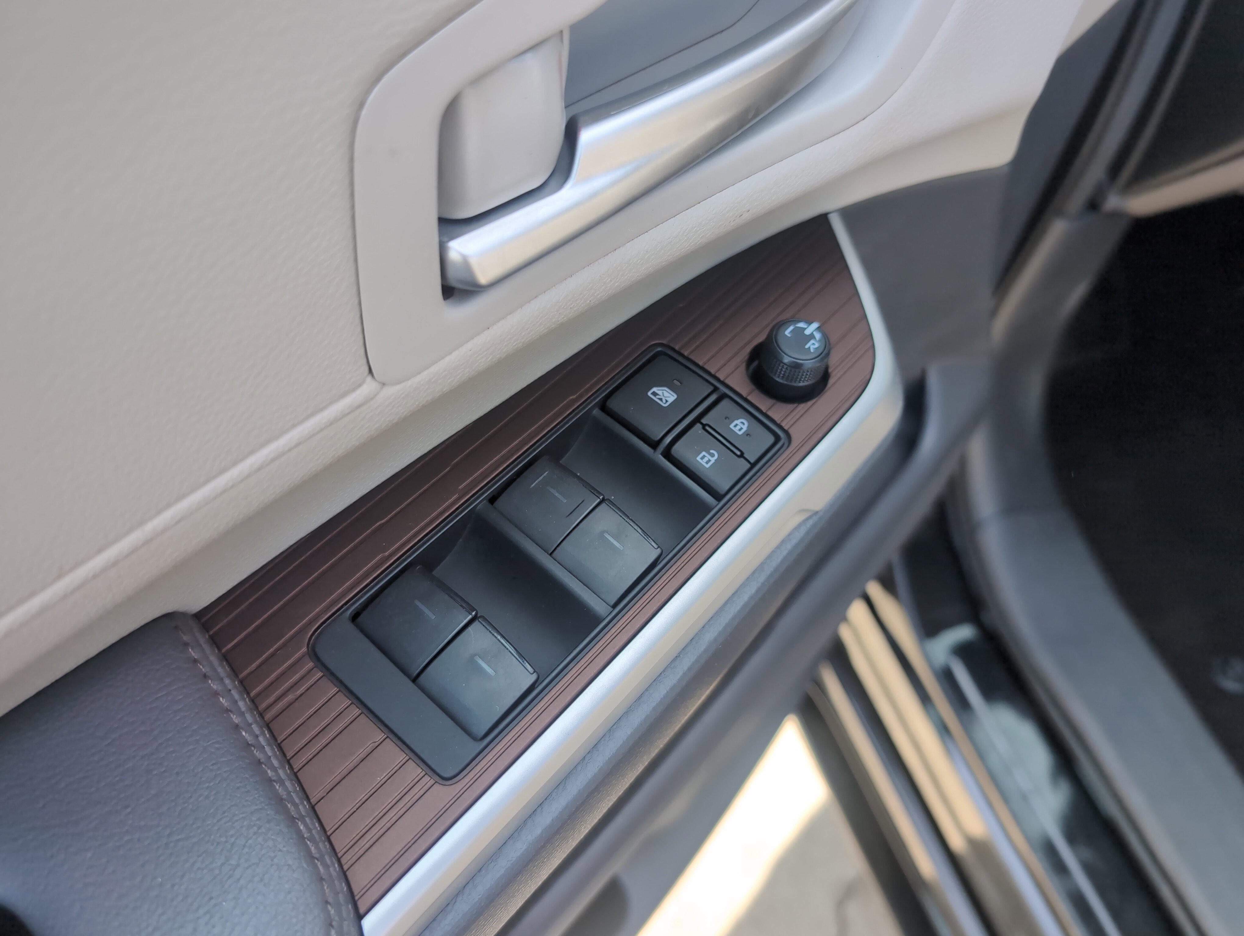 Certified 2024 Toyota Sienna XLE FWD image 15