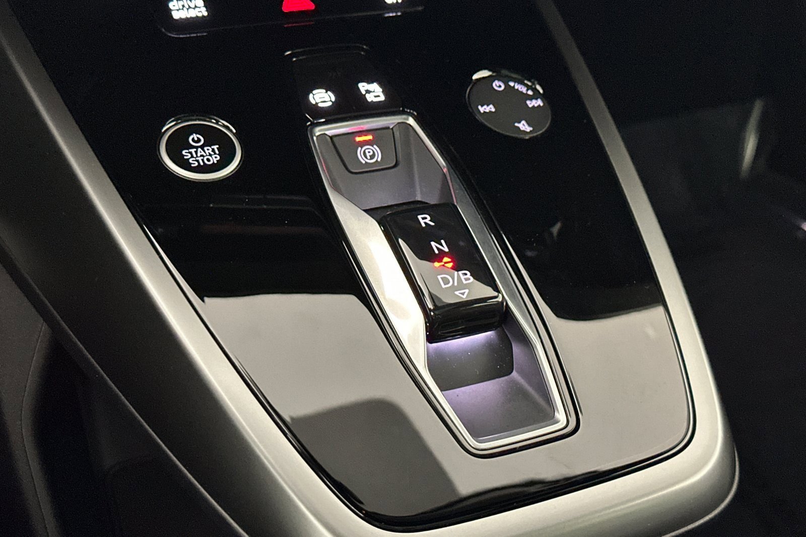 Used 2025 Audi Q4 e-tron Premium Plus image 21