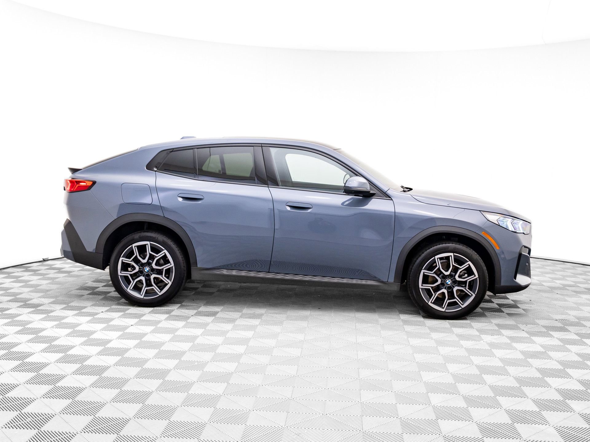 Certified 2025 BMW X2 xDrive28i w/ Premium Package image 6