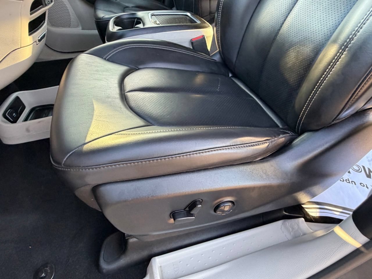 Used 2023 Chrysler Pacifica Touring-L FWD image 31