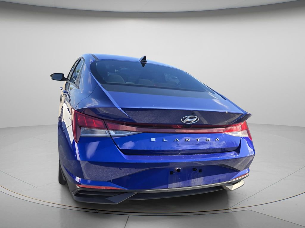 Used 2023 Hyundai Elantra SEL w/ Cargo Package FWD image 6