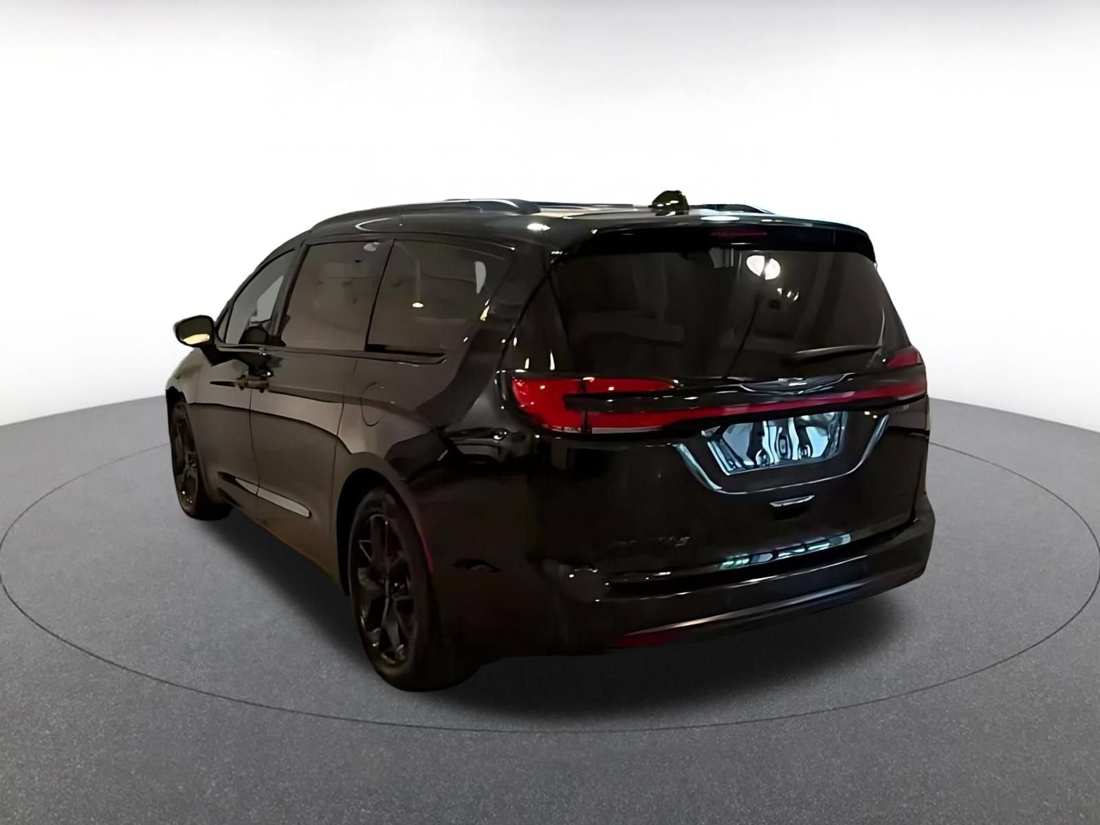 Used 2025 Chrysler Pacifica Limited FWD image 8