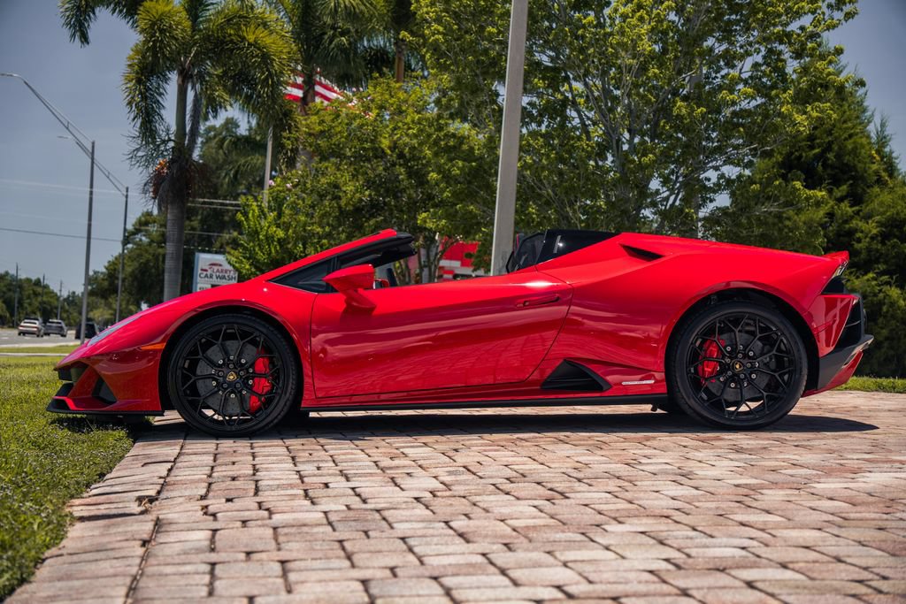 Used 2024 Lamborghini Huracan EVO AWD/4WD image 2