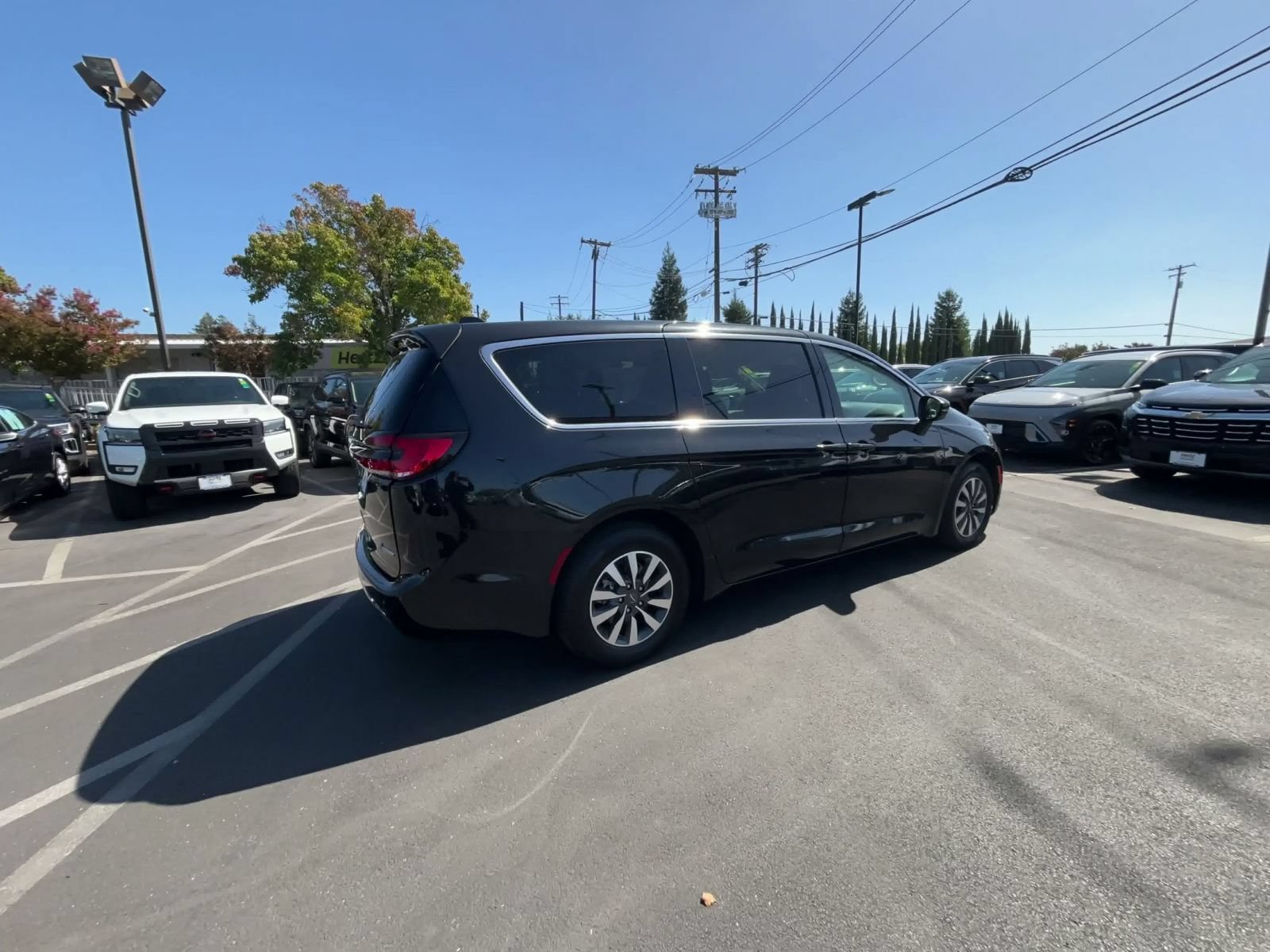 Used 2023 Chrysler Pacifica Touring-L FWD image 14