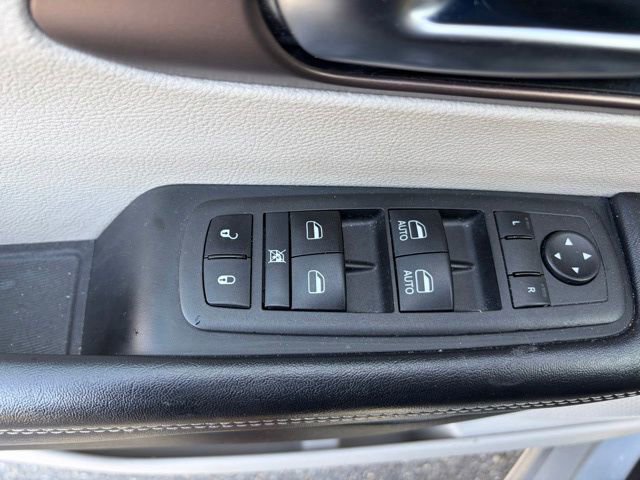 Used 2022 Chrysler Voyager LX image 24