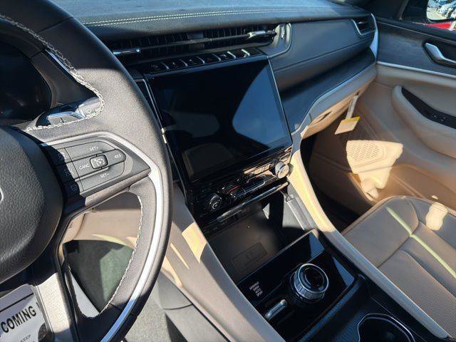 New 2025 Jeep Grand Cherokee Limited w/ Luxury Tech Group II image 14