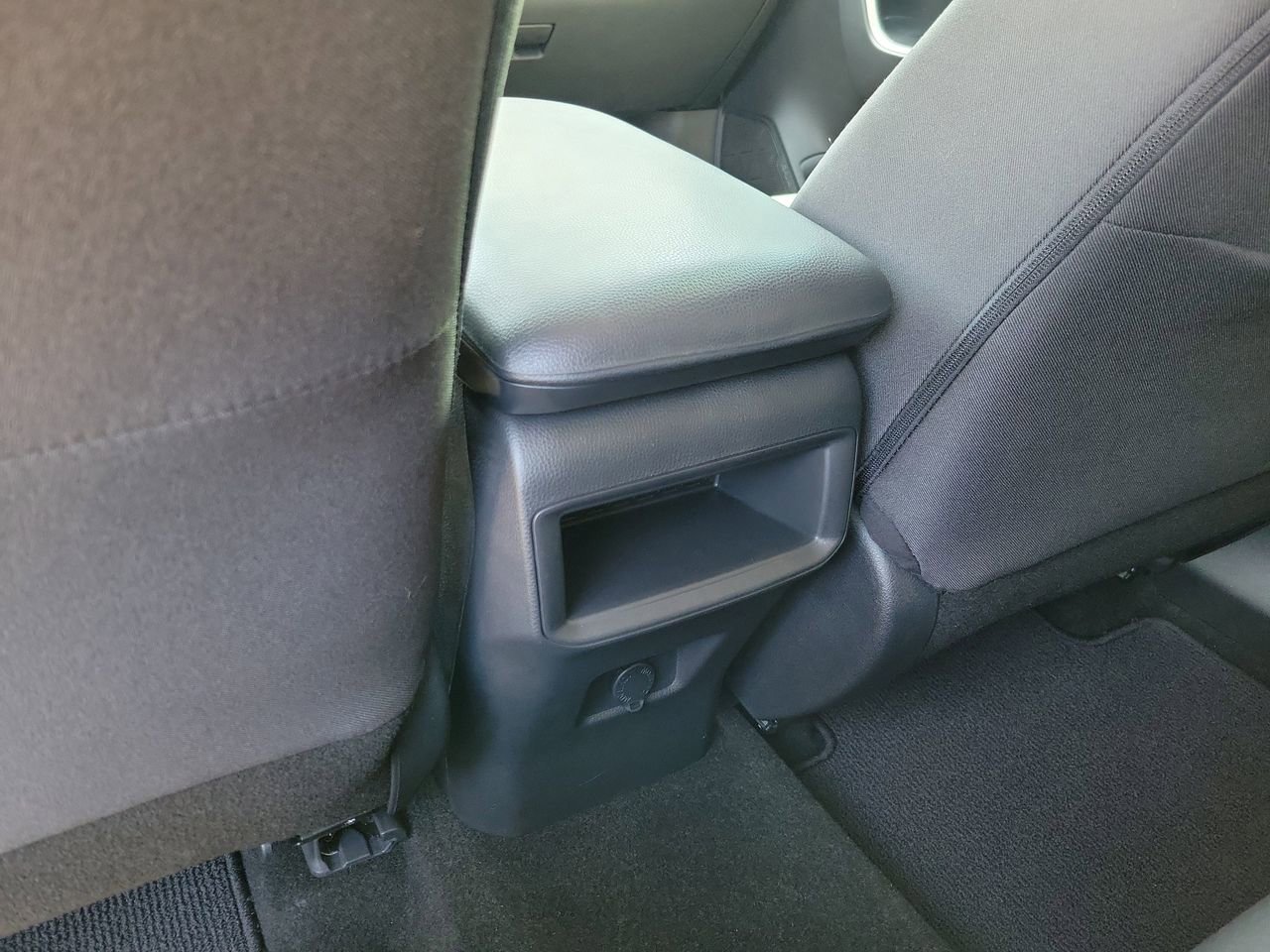 Used 2020 Toyota RAV4 LE FWD image 11