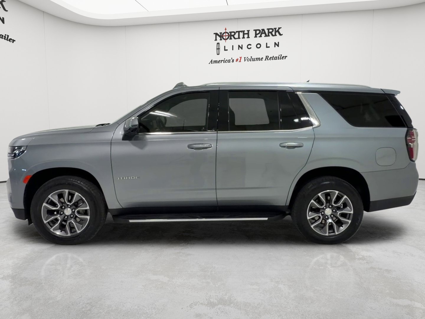 Used 2024 Chevrolet Tahoe LT w/ LT Signature Plus Package RWD image 2