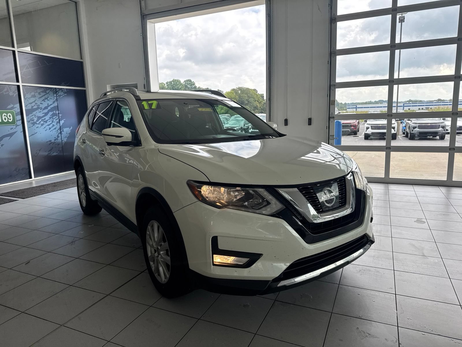 Used 2017 Nissan Rogue SV w/ Sun & Sound Touring Package AWD/4WD image 3