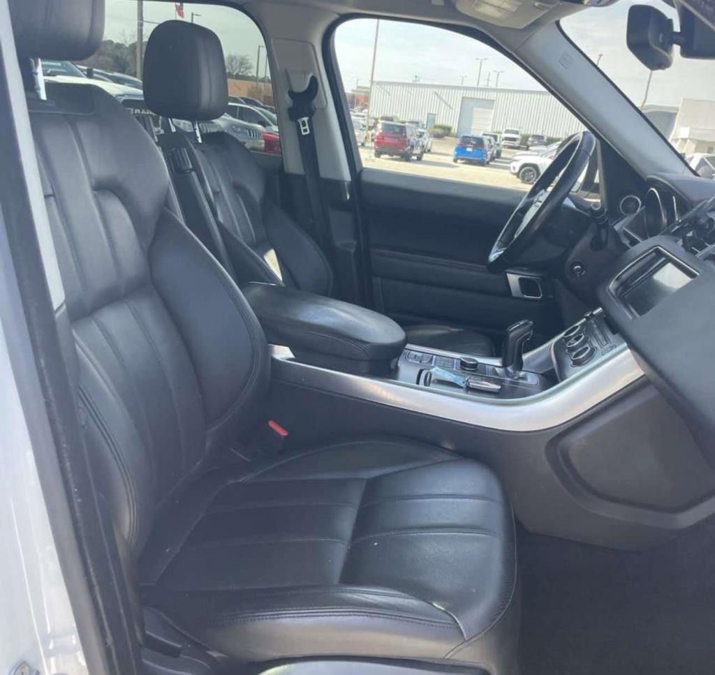 Used 2016 Land Rover Range Rover Sport SE image 3