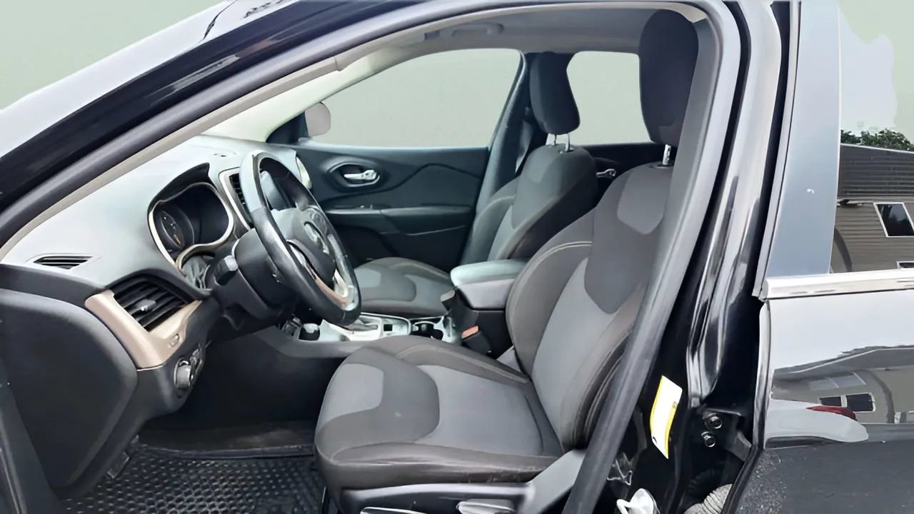 Used 2017 Jeep Cherokee Latitude w/ Cold Weather Group image 21