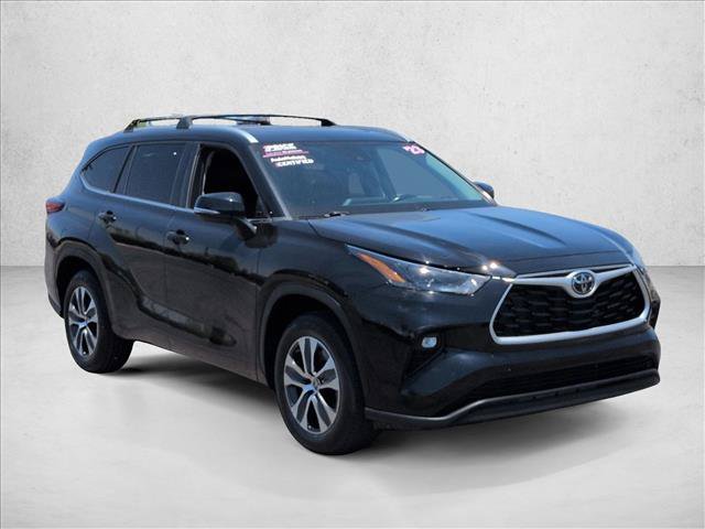 Used 2023 Toyota Highlander XLE FWD image 2
