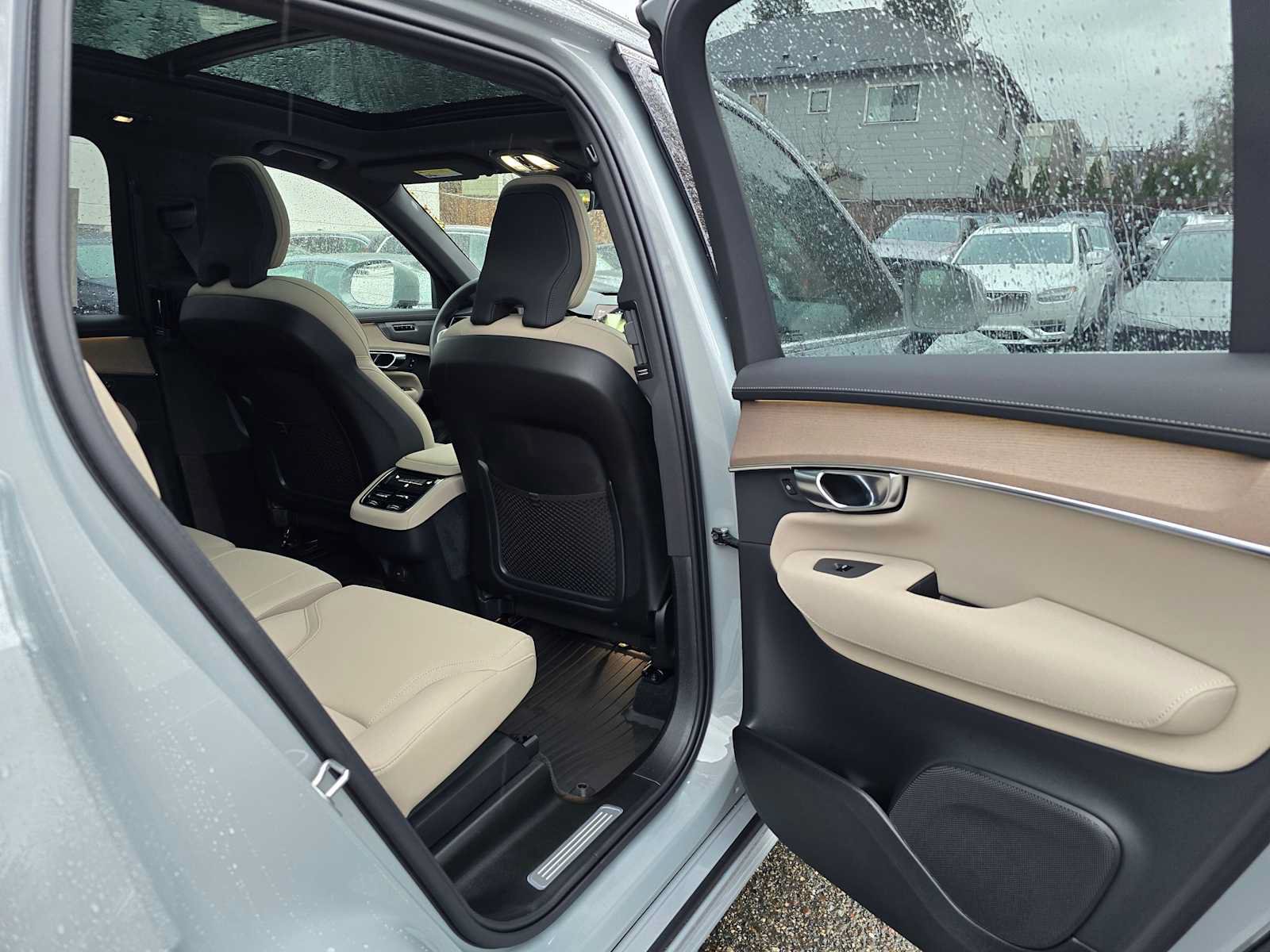 New 2026 Volvo XC90 B6 Plus w/ Protection Package Premier AWD/4WD image 13