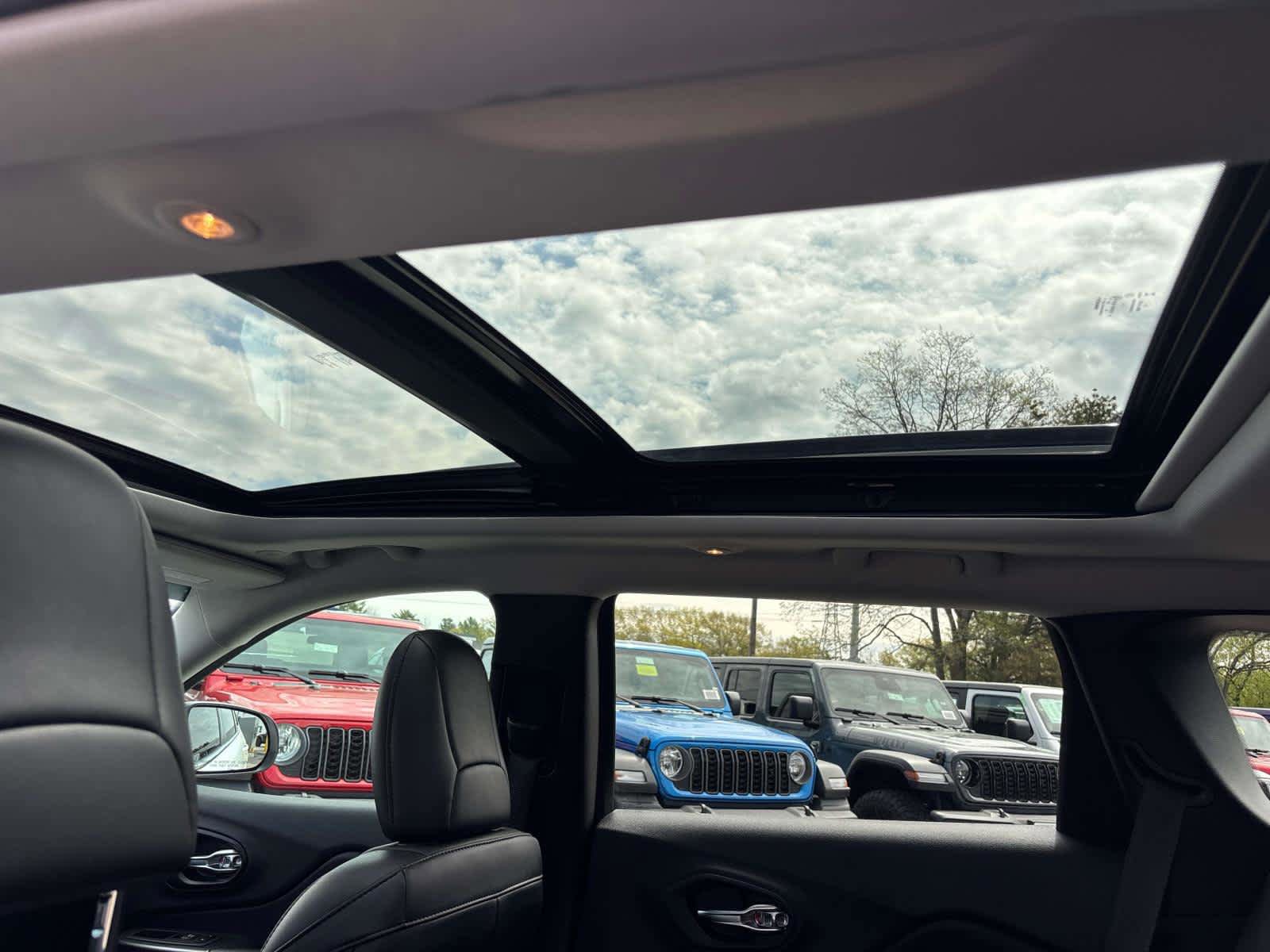 Certified 2022 Jeep Cherokee Latitude Lux w/ Sun & Sound Group AWD/4WD image 11