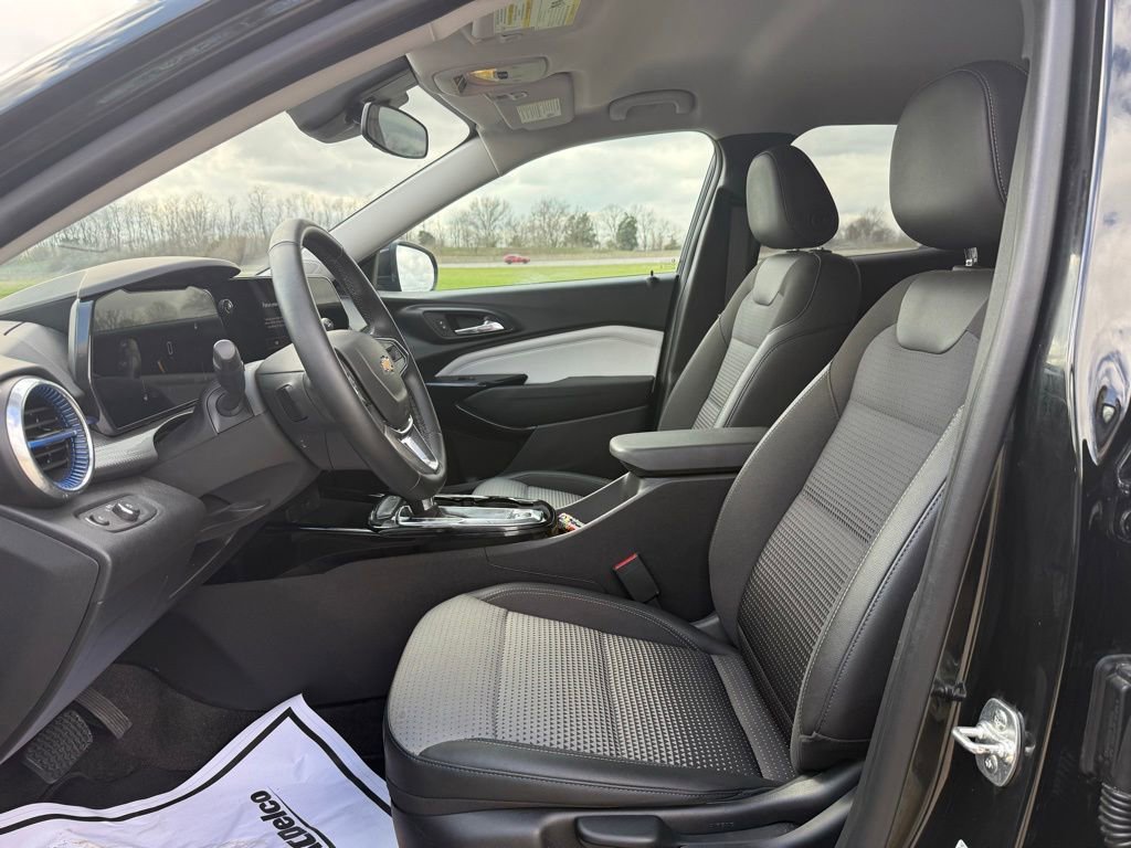 Used 2025 Chevrolet Trax LT w/ LT Convenience Package image 26