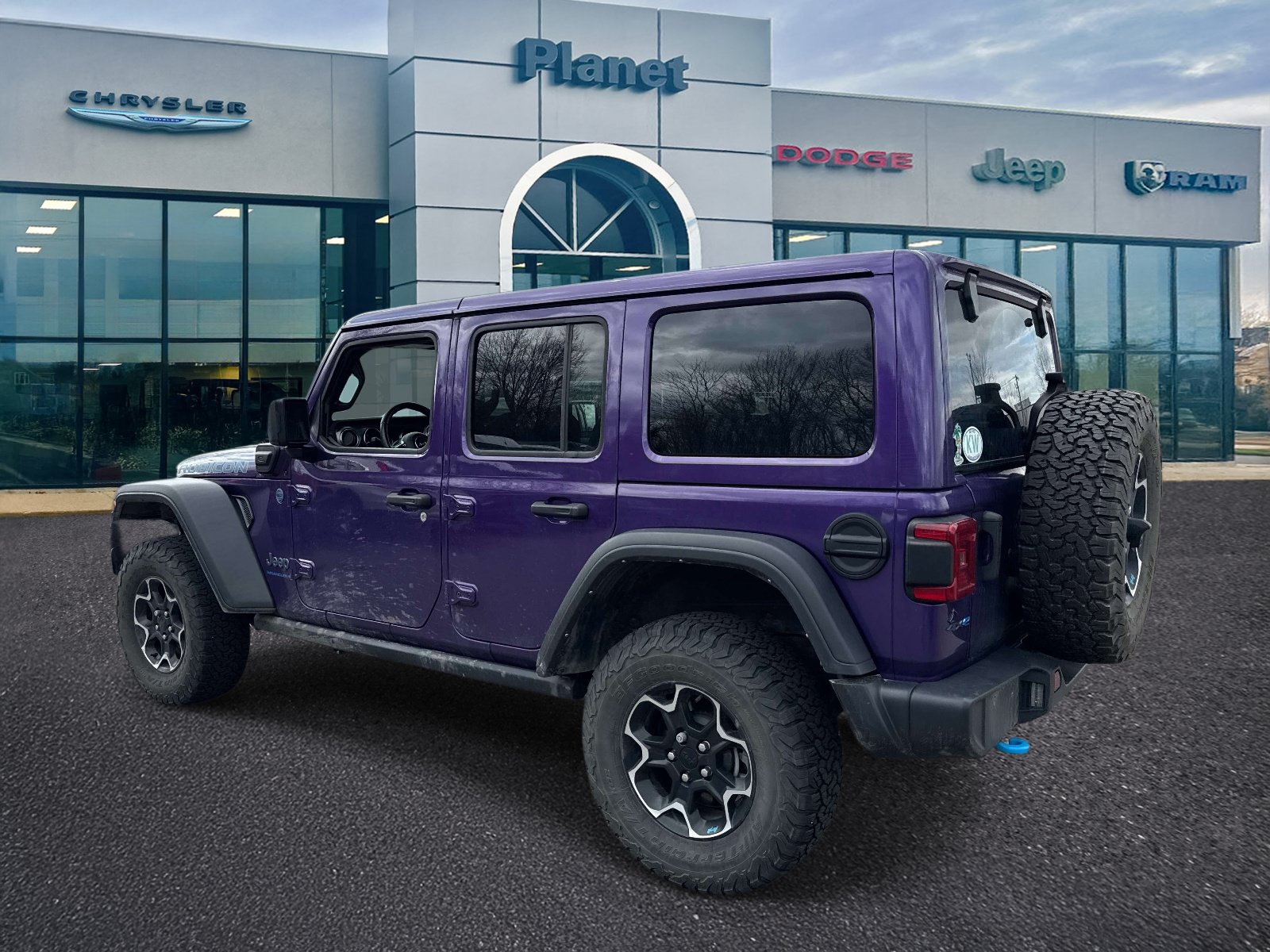 Used 2023 Jeep Wrangler Unlimited Rubicon 4xe w/ Cold Weather Group AWD/4WD image 3