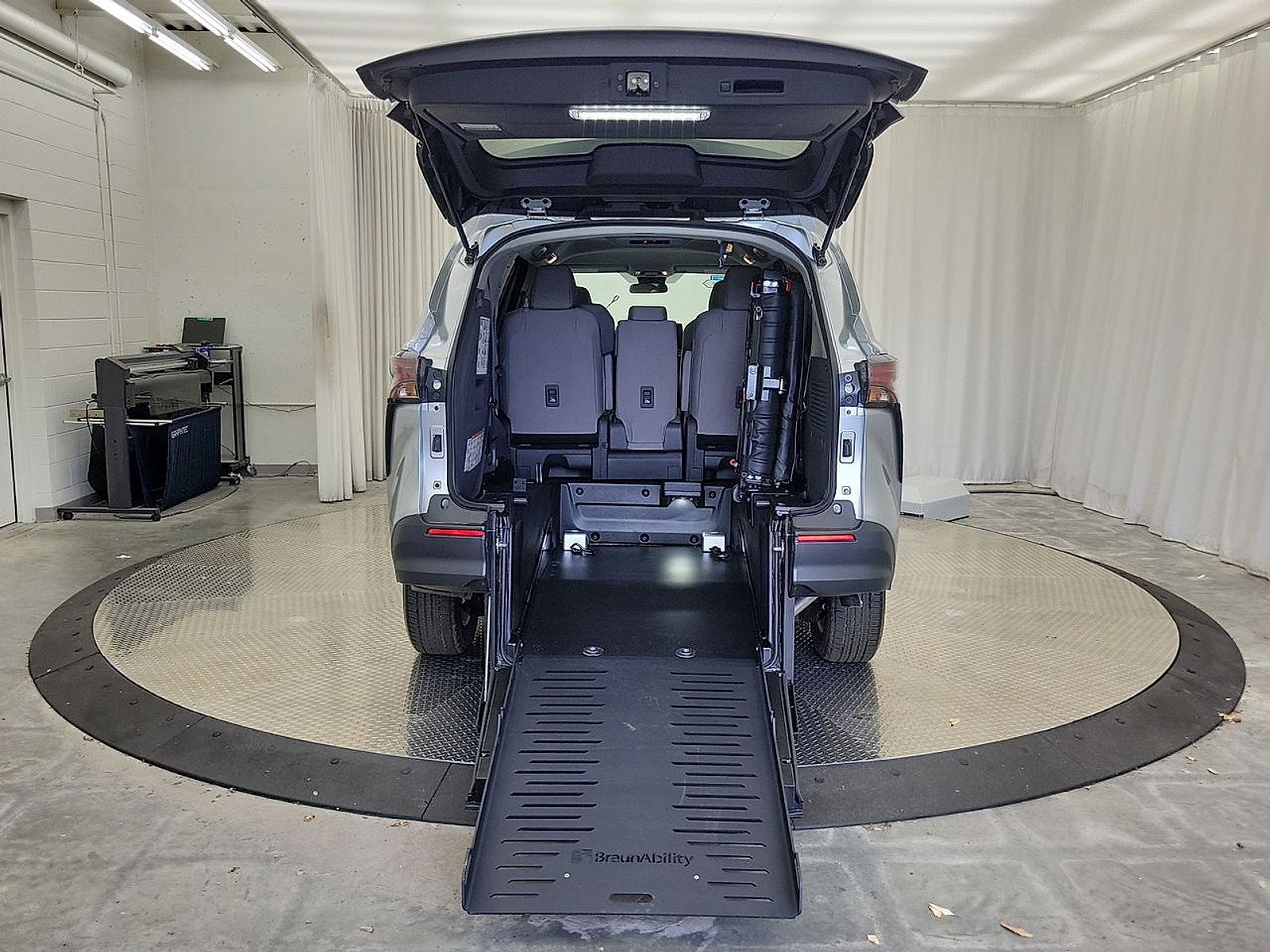 Used 2024 Toyota Sienna LE FWD image 22