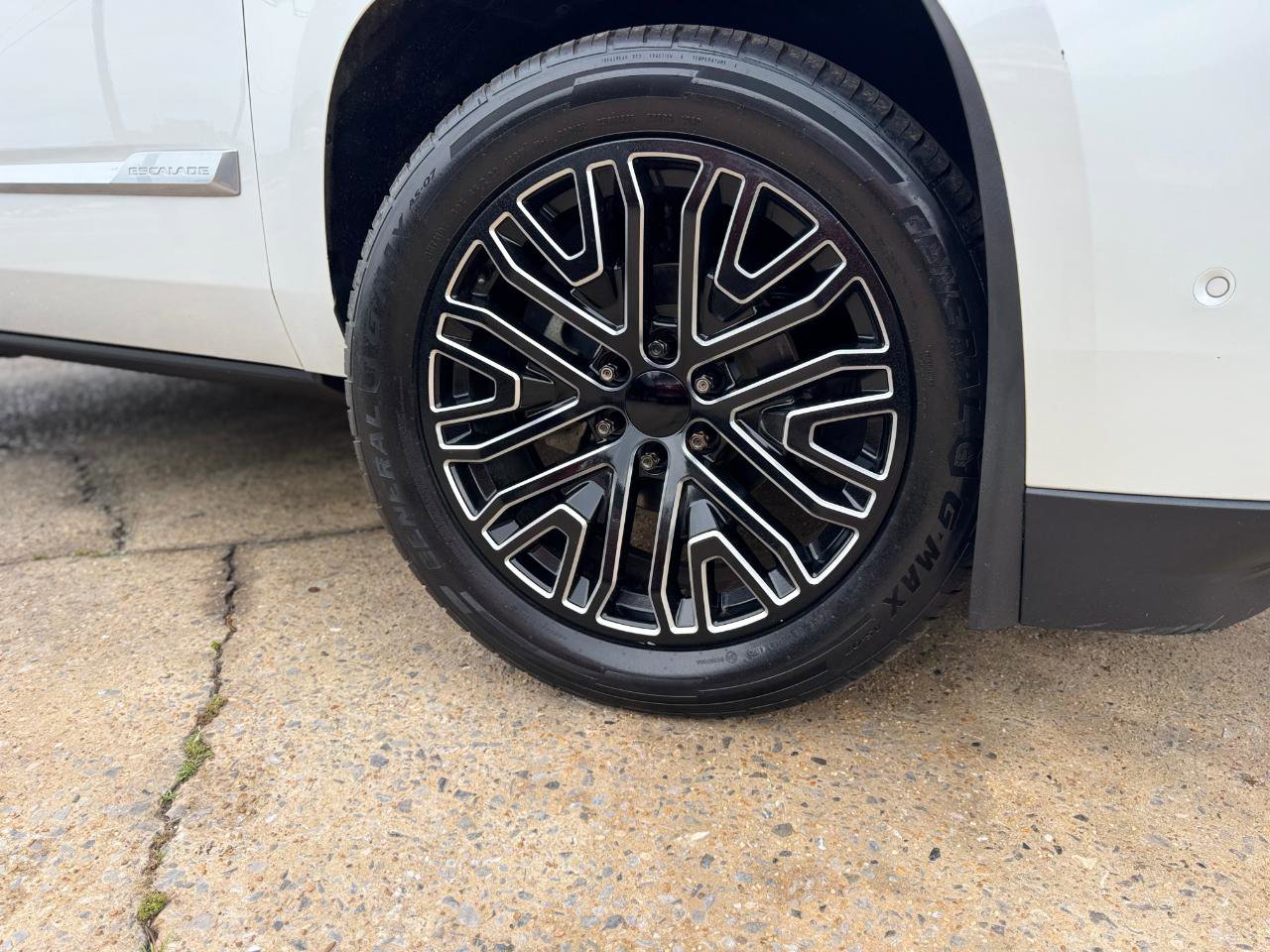 Used 2019 Cadillac Escalade Luxury RWD image 16