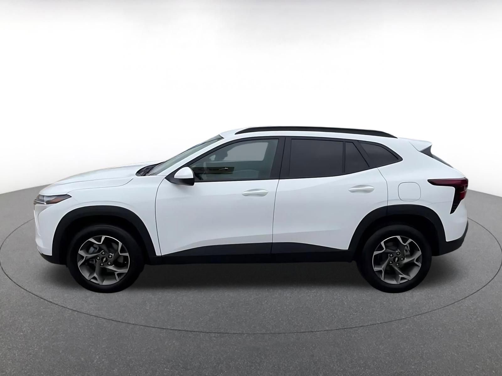 Used 2025 Chevrolet Trax LT FWD image 9