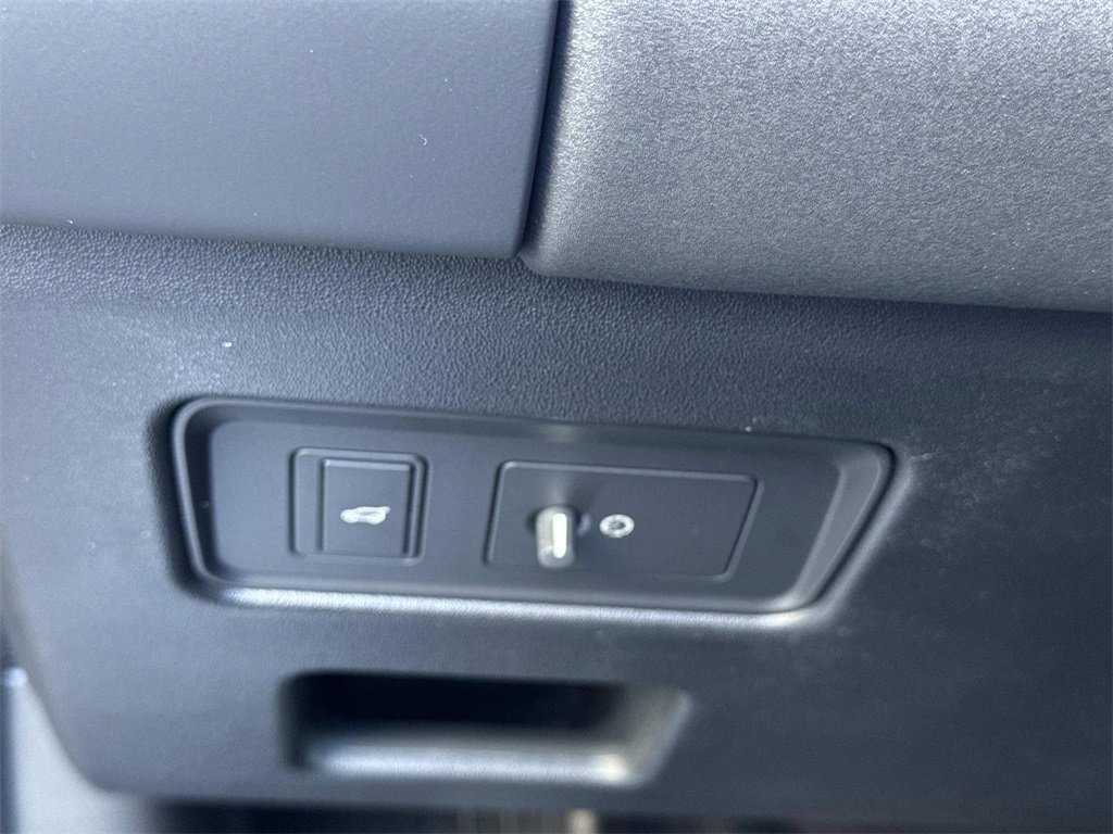 New 2025 Land Rover Discovery S image 31