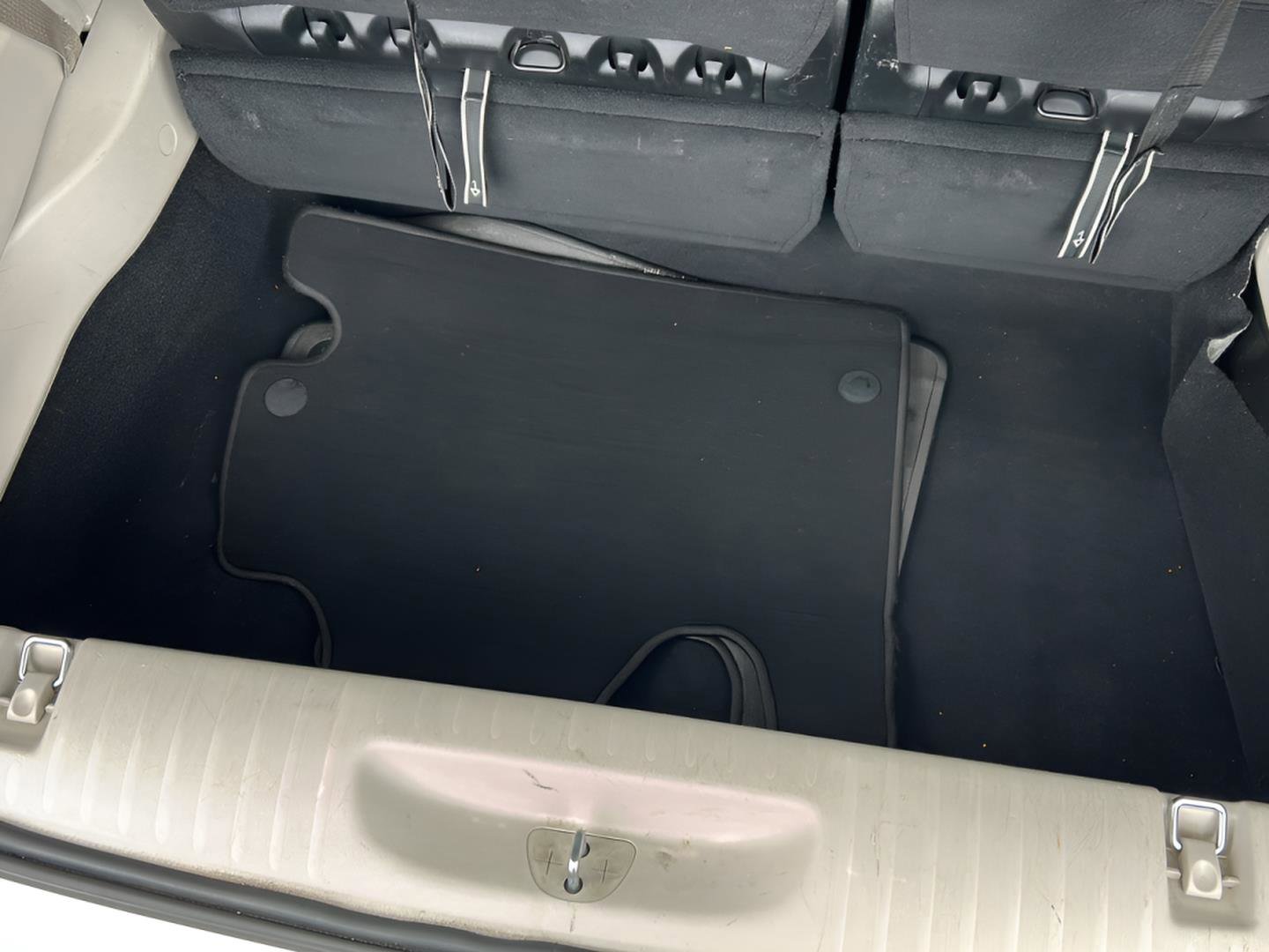 Used 2022 Chrysler Voyager LX FWD image 13