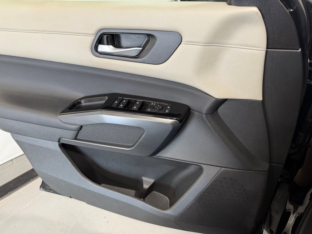Used 2025 Nissan Pathfinder SL AWD/4WD image 13