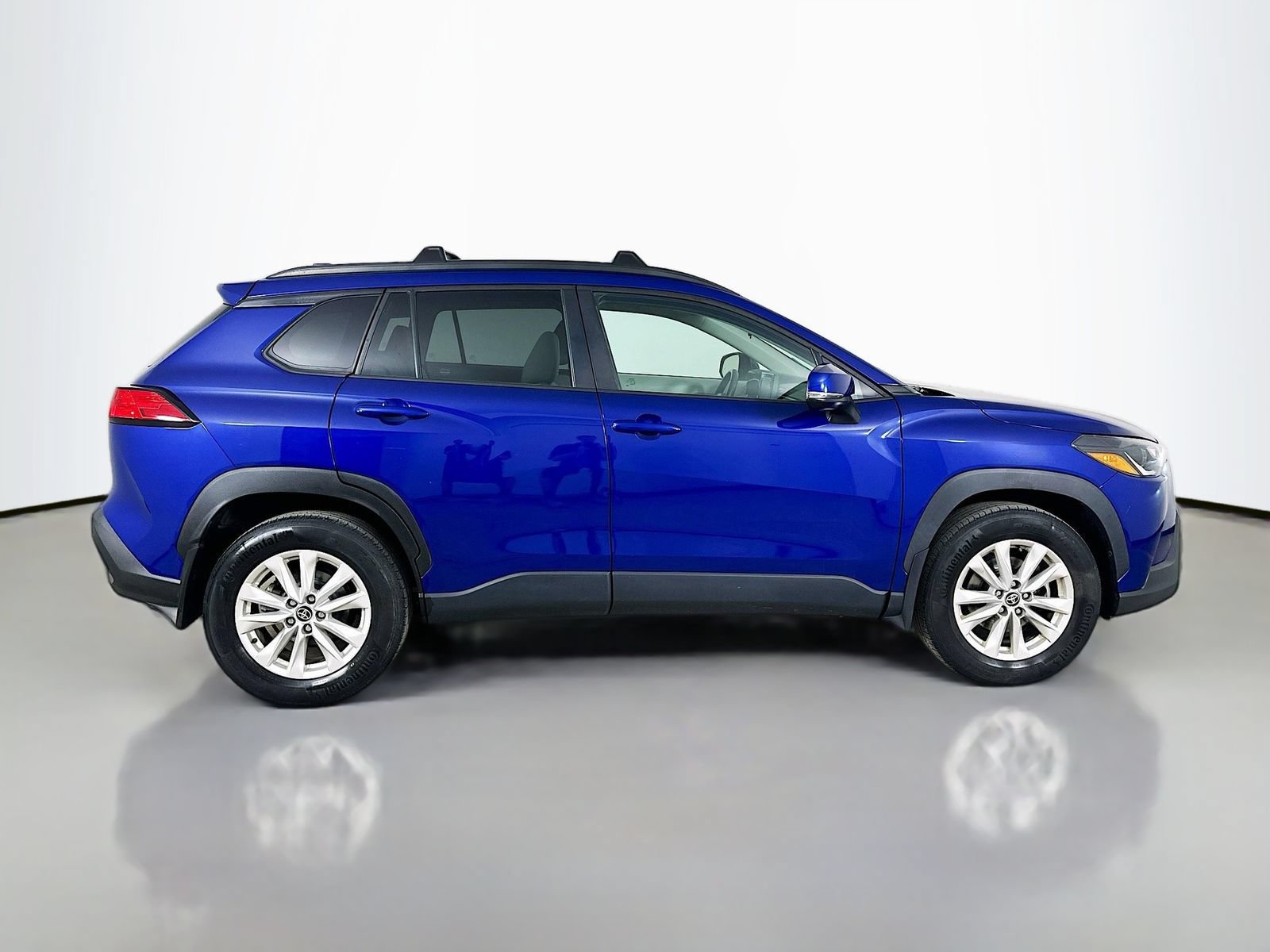 Used 2022 Toyota Corolla Cross LE AWD/4WD image 4