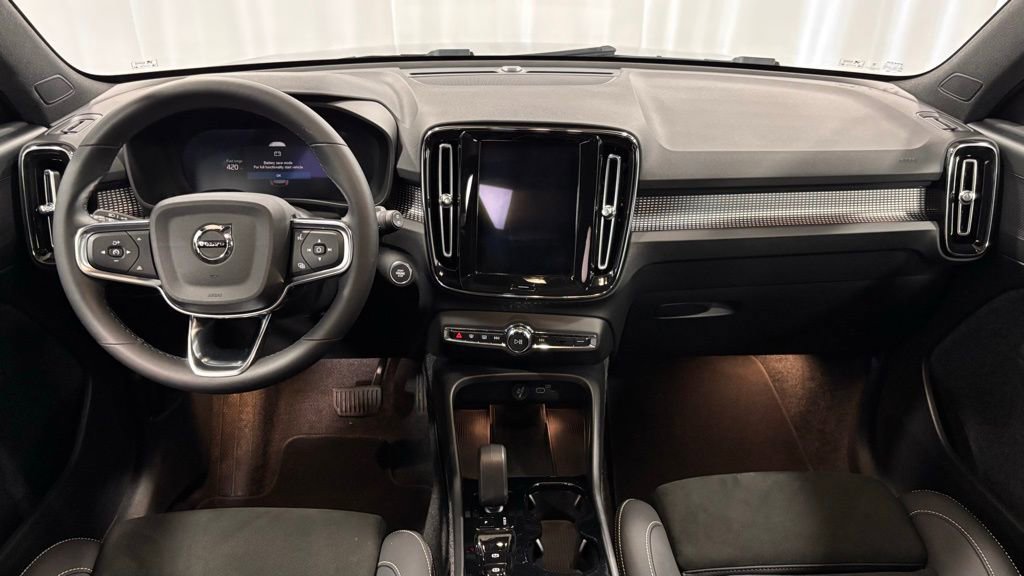 Certified 2025 Volvo XC40 B5 Plus image 5