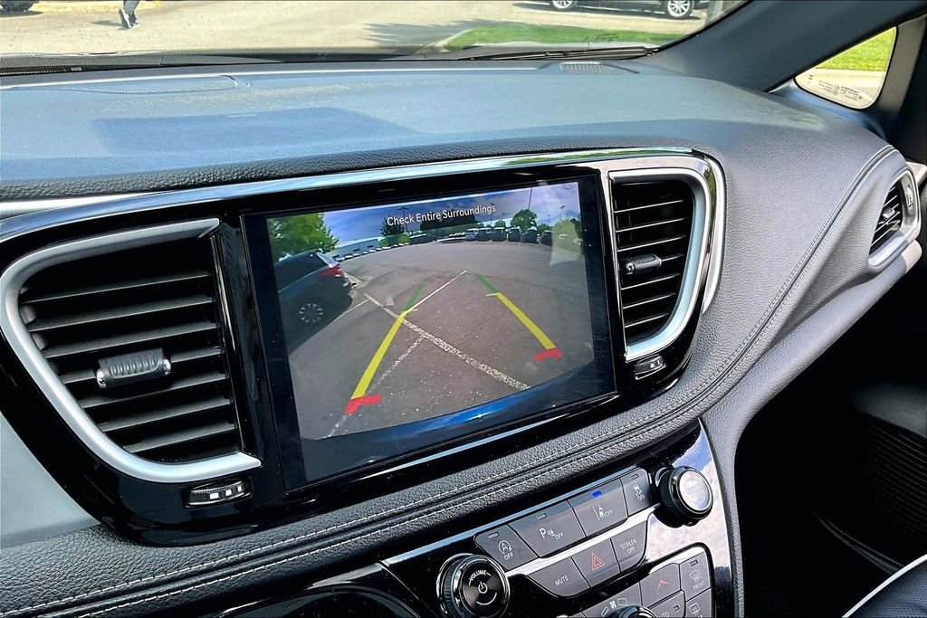 Used 2025 Chrysler Pacifica Limited FWD image 11