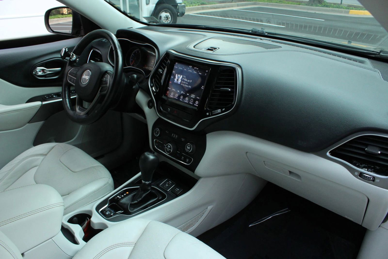 Used 2020 Jeep Cherokee Limited FWD image 32