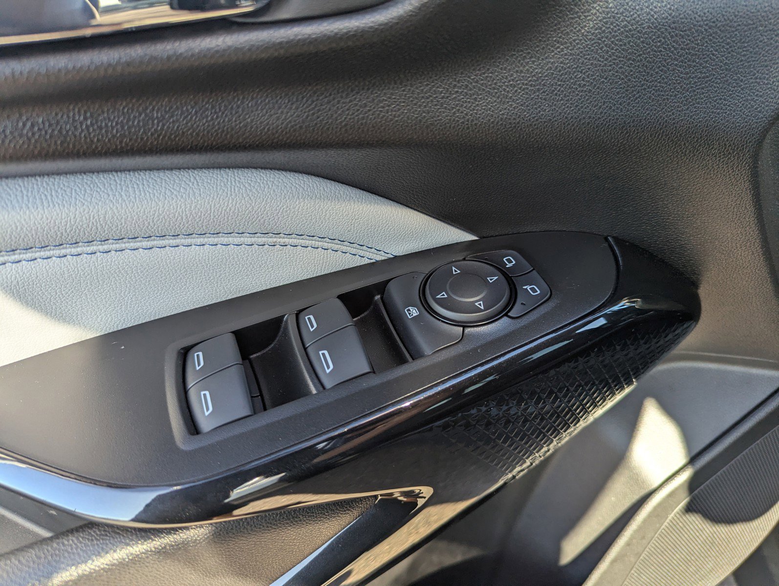 Certified 2025 Chevrolet Trax LT image 30