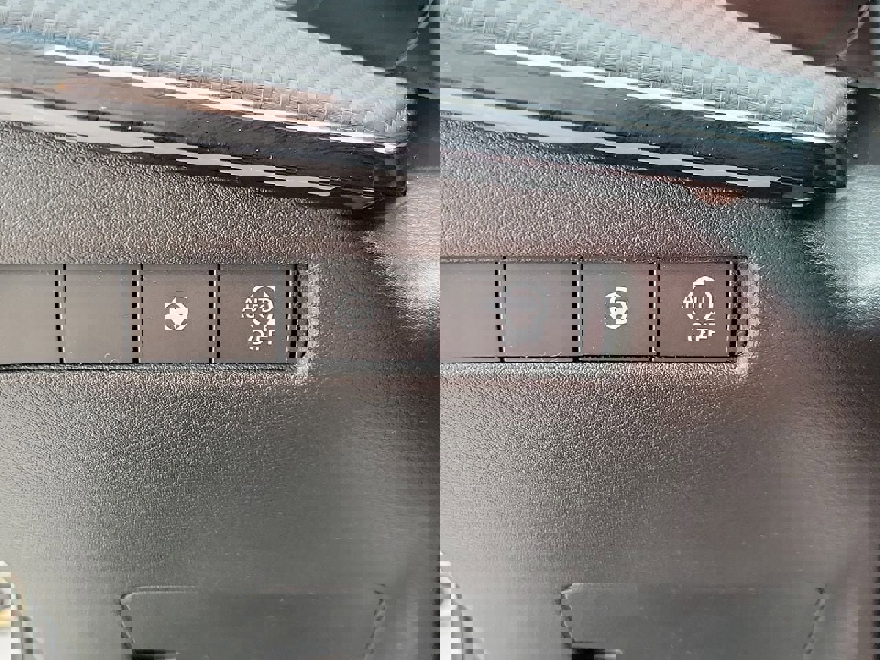 Used 2025 Nissan Kicks SR image 30