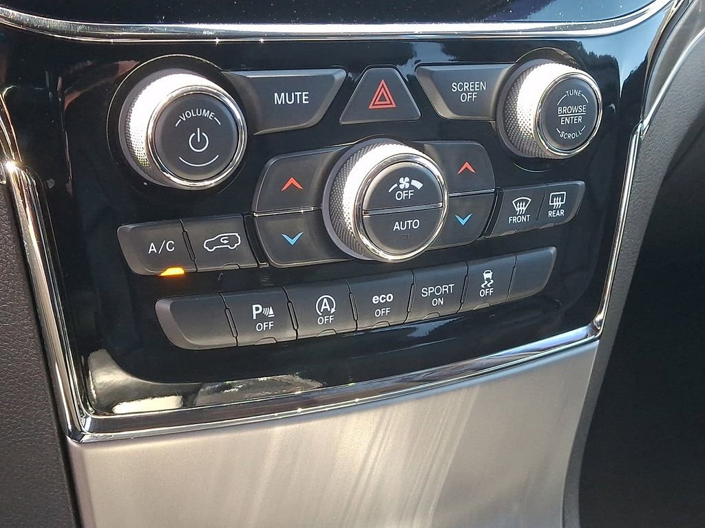 Used 2020 Jeep Grand Cherokee Limited w/ Premium Lighting Group AWD/4WD image 15