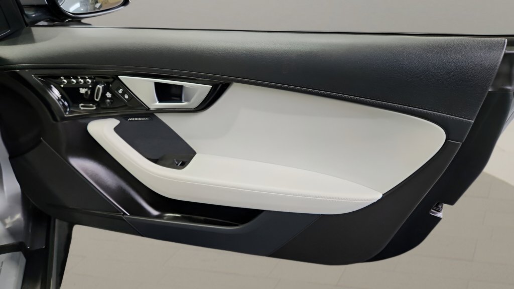 Used 2015 Jaguar F-TYPE S RWD image 21