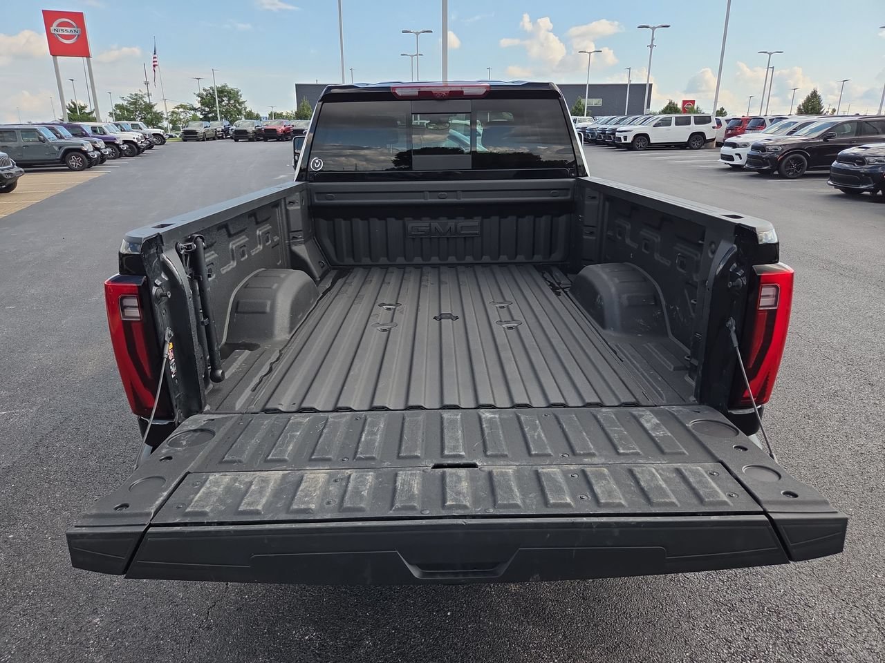 Used 2025 GMC Sierra 3500 Denali w/ Denali Reserve Package AWD/4WD image 7