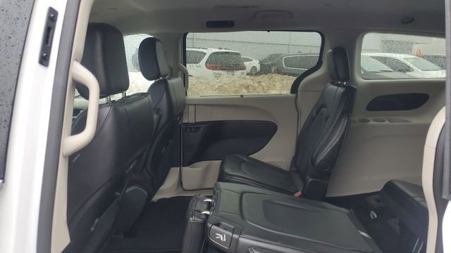 Certified 2024 Chrysler Pacifica Touring-L image 23