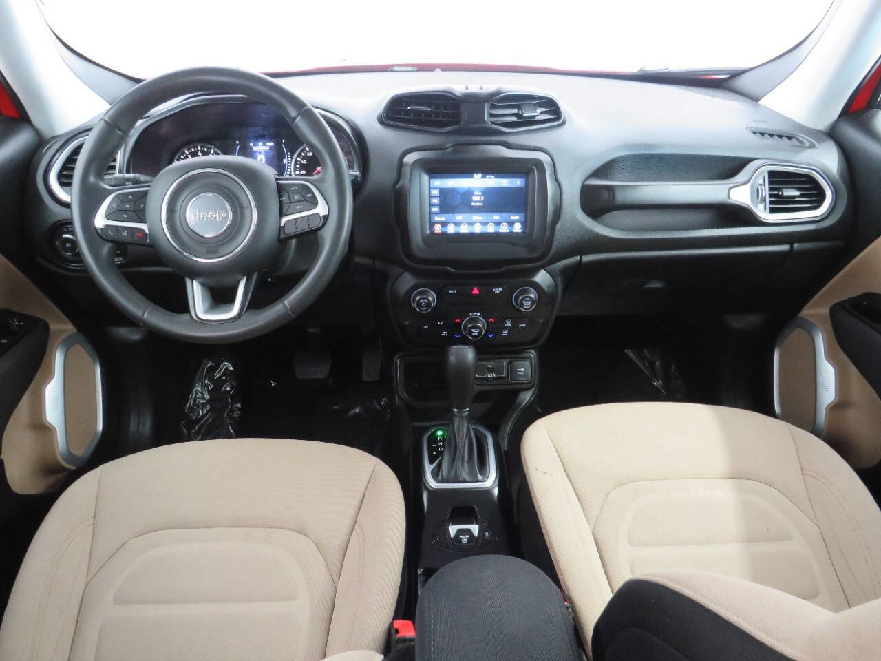 Used 2018 Jeep Renegade Latitude FWD image 15