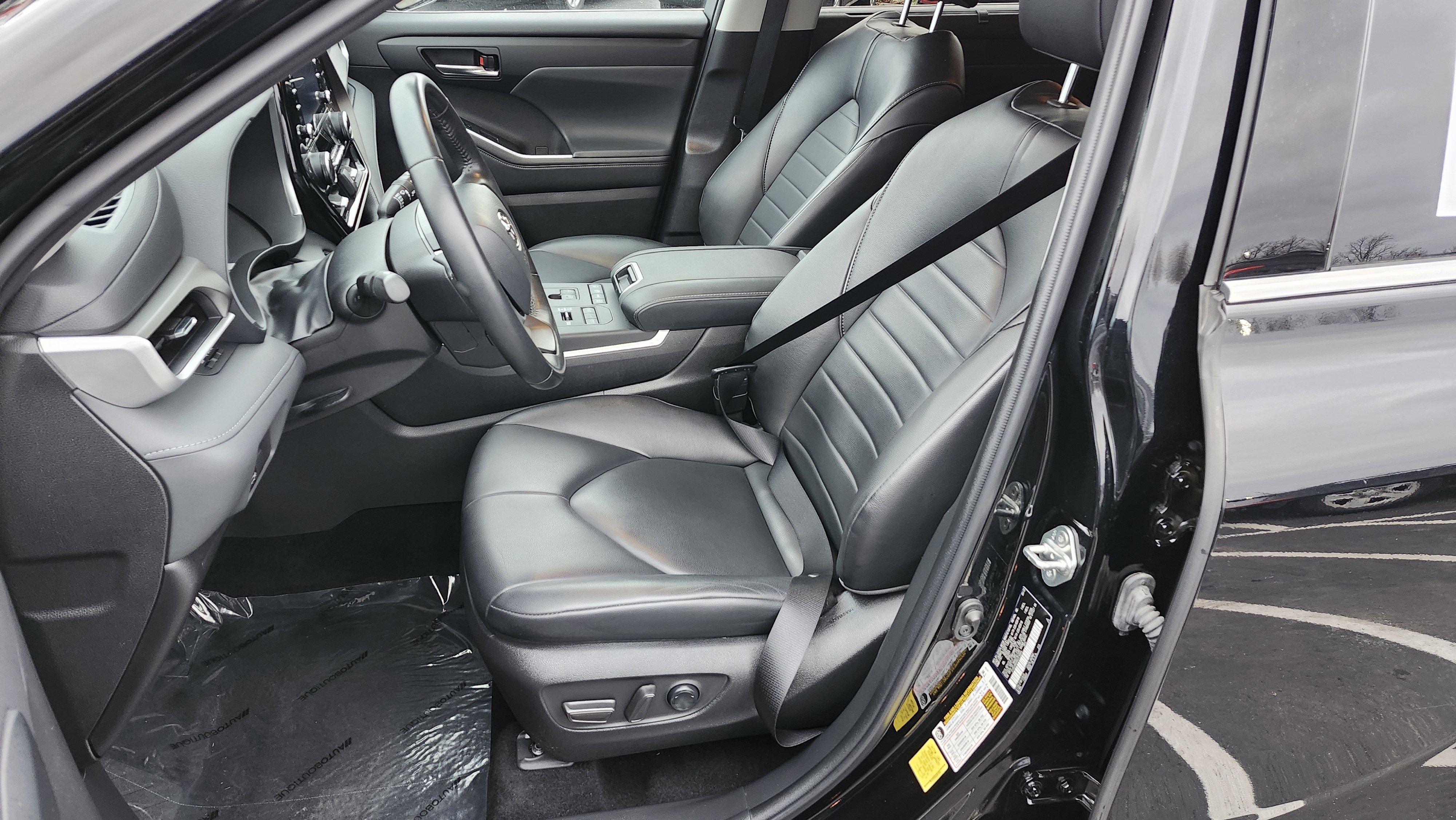 Used 2022 Toyota Highlander XLE image 28